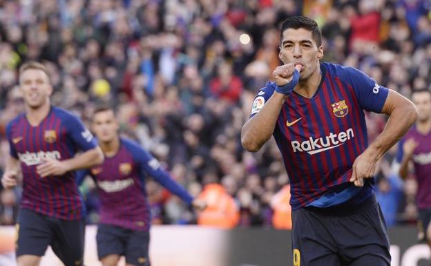 Luis Suárez celebrando uno de sus tres goles ante el Real Madrid