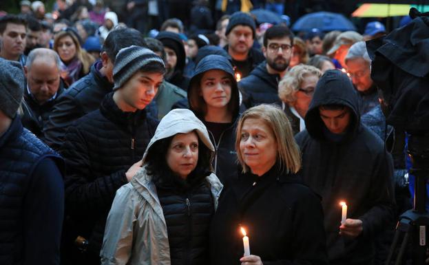 Un grupo de gente en vigilia por las víctimas del tiroteo de la sinagoga de Pittsburgh en Pittsburgh, EE UU.