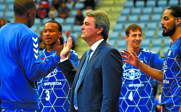 El entrenador Valdeolmillos saluda a sus jugadores al inicio del encuentro. 