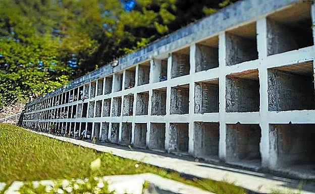 Imagen principal - Nichos vacíos en Legazpi. Uno de los esqueletos (des)enterrados en Santa María la Real. Si el zarauztarra es hueso y polvo, el de Oñati es piedra