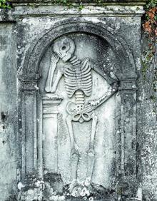 Imagen secundaria 2 - Nichos vacíos en Legazpi. Uno de los esqueletos (des)enterrados en Santa María la Real. Si el zarauztarra es hueso y polvo, el de Oñati es piedra