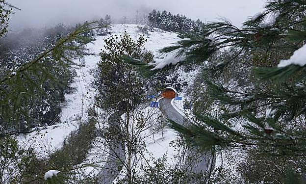 Berastegi ha amanecido cubierta de blanco. 