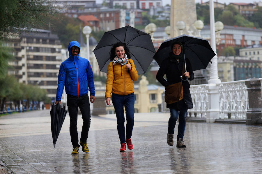 El frío y la lluvia han sido los protagonistas en lo meteorológico este lunes en Donostia.