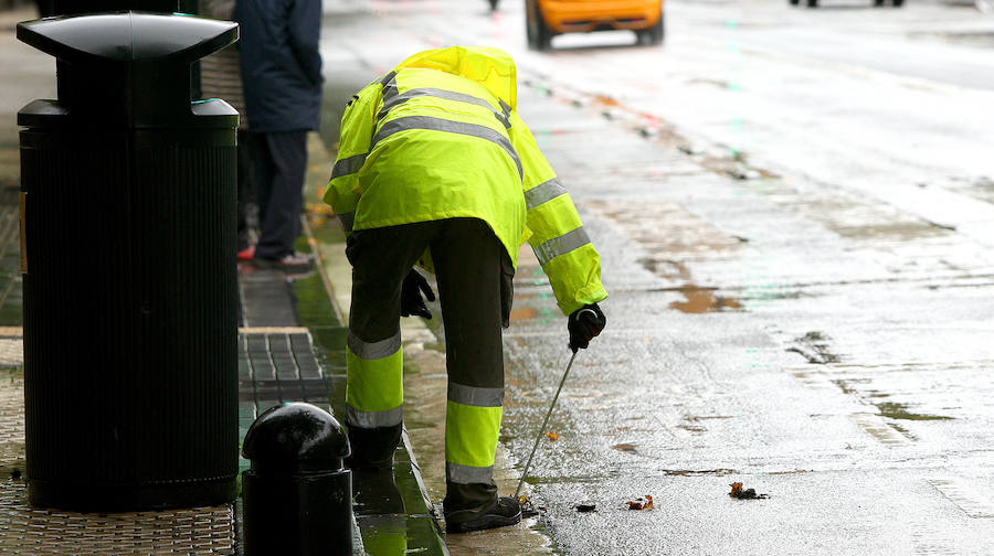 El frío y la lluvia han sido los protagonistas en lo meteorológico este lunes en Donostia.