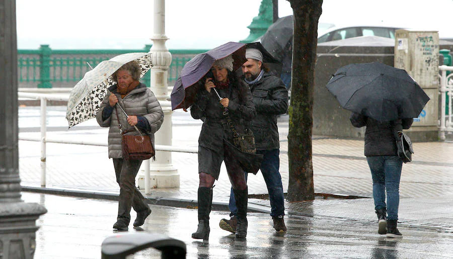 El frío y la lluvia han sido los protagonistas en lo meteorológico este lunes en Donostia.