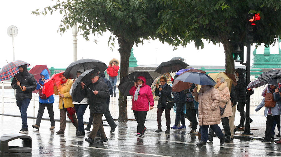 El frío y la lluvia han sido los protagonistas en lo meteorológico este lunes en Donostia.