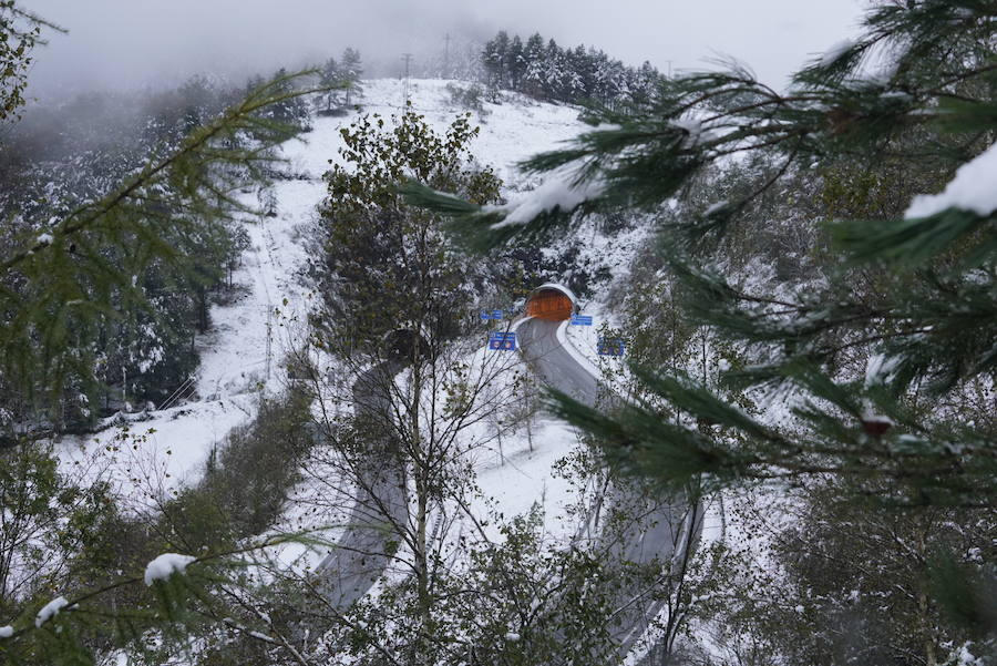 Localidades como Berastegi han amanecido bajo un manto blanco
