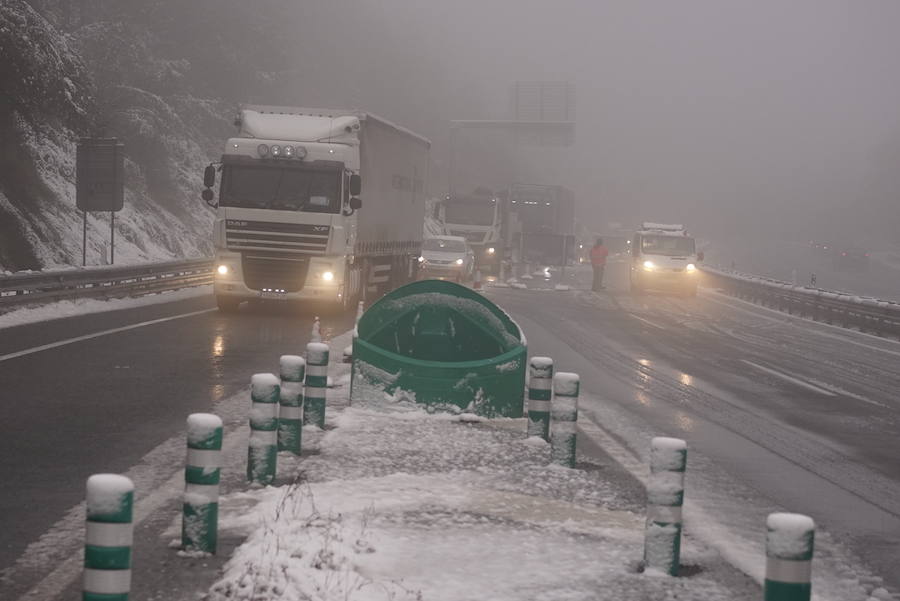 Localidades como Berastegi han amanecido bajo un manto blanco