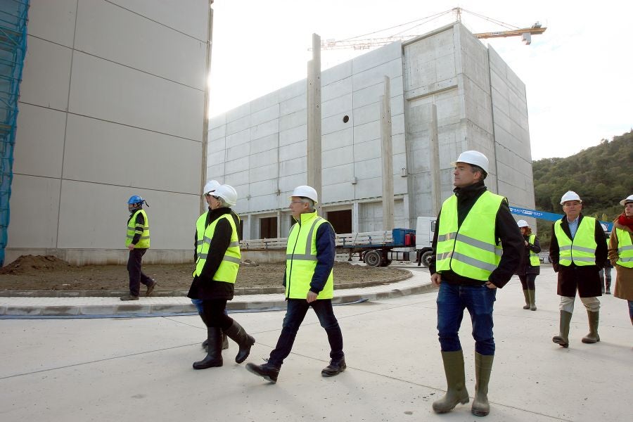 Los miembros de la Comisión de Medioambiente y de Gobernanza de las Juntas Generales han visitado junto con el Diputado de Medioambiente, José Ignacio Asensio el complejo medioambiental de Gipuzkoa. 