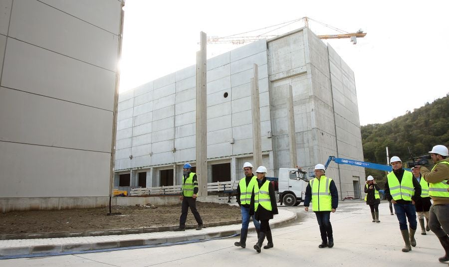 Los miembros de la Comisión de Medioambiente y de Gobernanza de las Juntas Generales han visitado junto con el Diputado de Medioambiente, José Ignacio Asensio el complejo medioambiental de Gipuzkoa. 