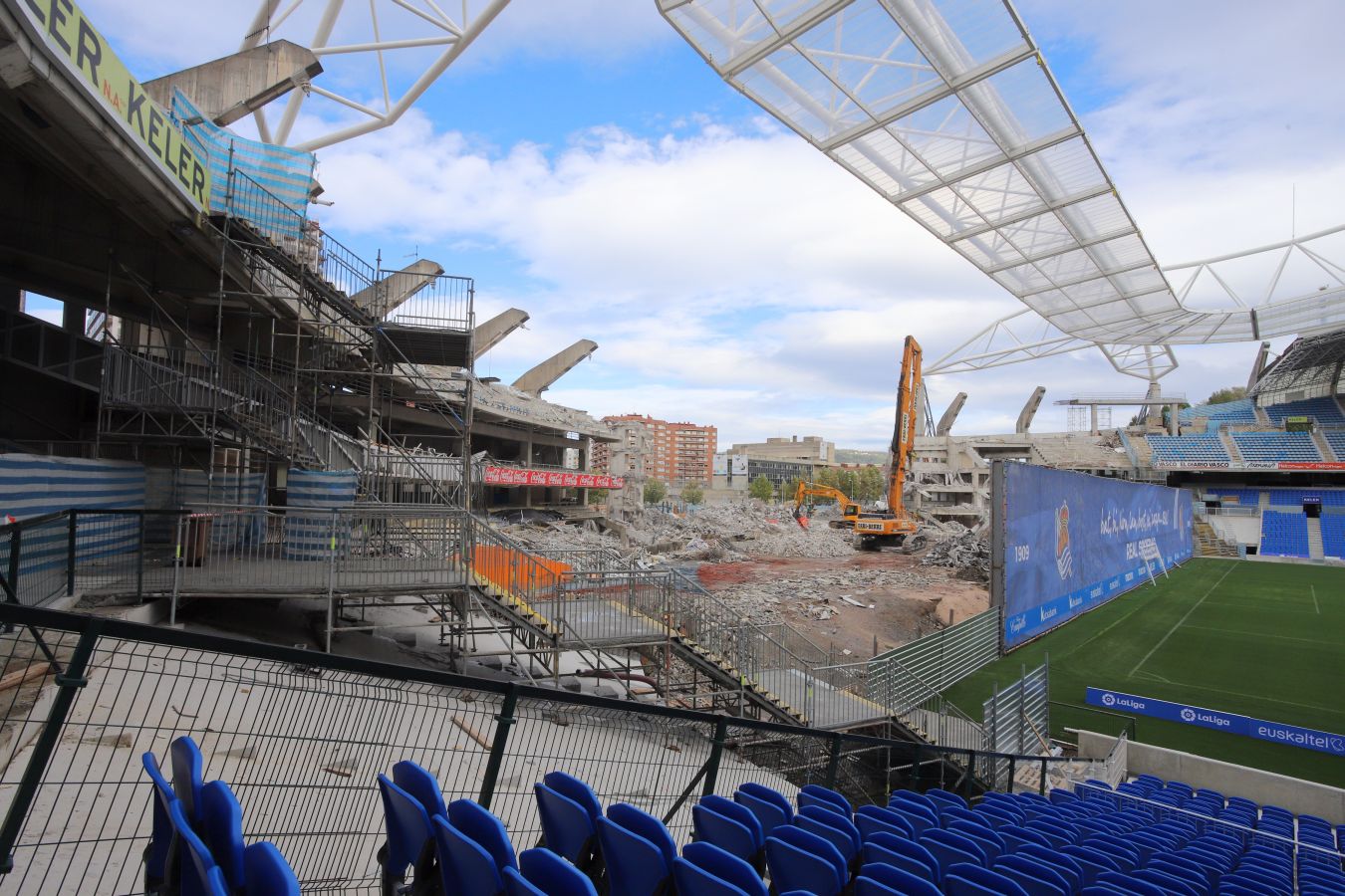 La demolición de la tribuna norte avanza a gran velocidad y se espera que la ejecución de esta fase de la obra esté concluida el próximo 15 de noviembre. La maquinaria se centra en desmontar los pórticos más cercanos a los pilares que sujetan la cercha.