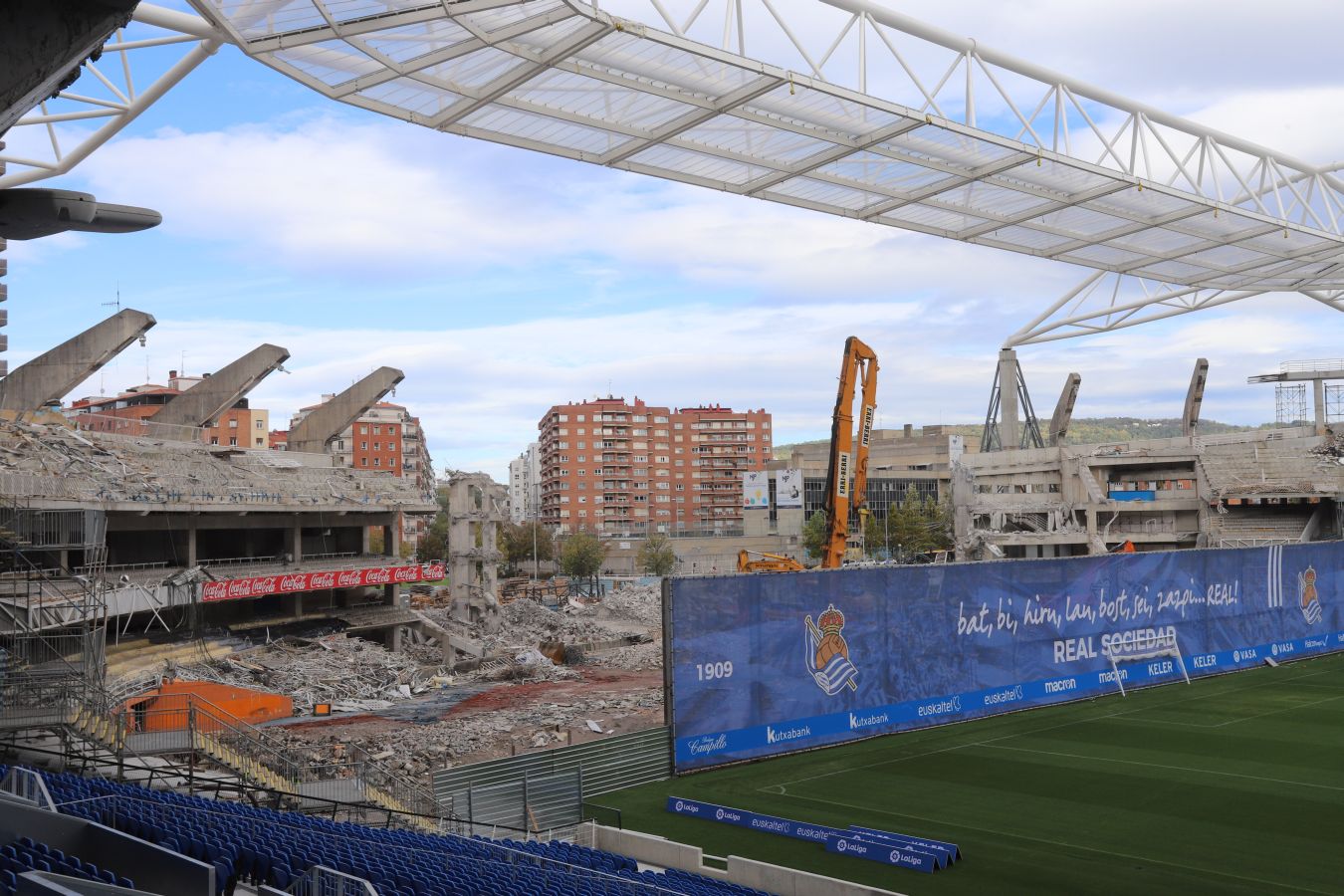 La demolición de la tribuna norte avanza a gran velocidad y se espera que la ejecución de esta fase de la obra esté concluida el próximo 15 de noviembre. La maquinaria se centra en desmontar los pórticos más cercanos a los pilares que sujetan la cercha.