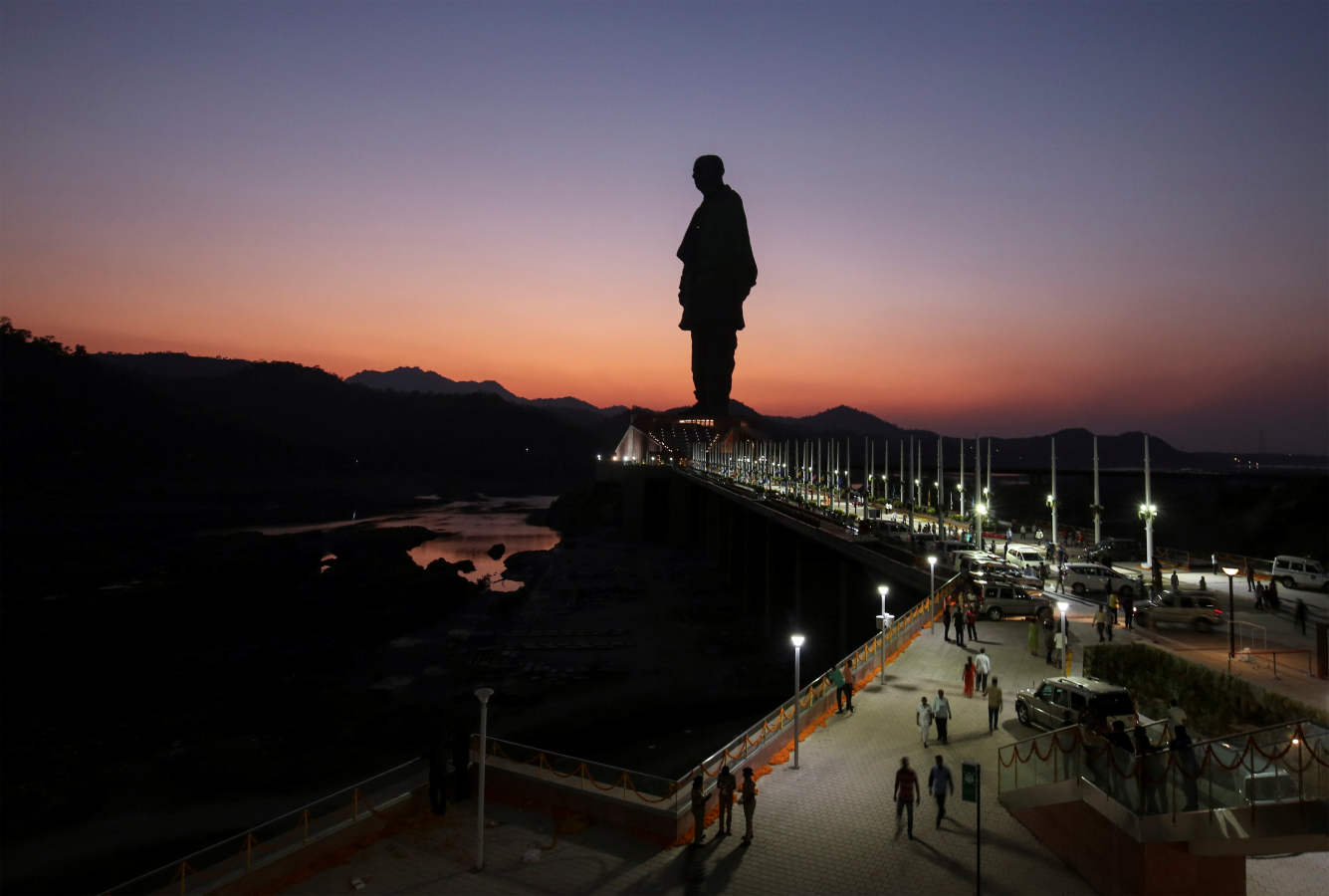 La obra, que es dos veces más alta que la Estatua de la Libertad neoyorquina, con el pedestal incluido, muestra a Sardar Vallabhbhai (1875-1950) vestido con un dhoti tradicional y un chal en los hombros. Narebdra Nidu inauguró en persona esa estatua de bronce, hormigón y acero, que mide 182 metros de alto y representa a Sardar Vallabhbhai Patel, el primer ministro del Interior de India y una de las figuras de la independencia del país. La estatua más alta del mundo era hasta el momento el Buda del Templo del Manantial, en el centro de China, que mide 128 metros sin pedestal, según el Libro Guiness de los Récords, frente a los 157 de la escultura india sin soporte