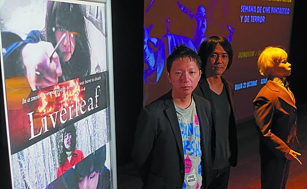 El director Eisuke Naito y el productor Kimiaki Tasaka, con el cartel de su película 'Liverleaf'.