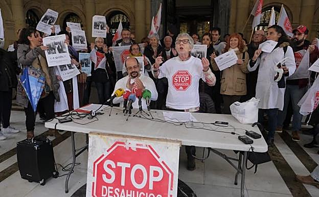 Rueda de prensa de Stop Desahucios en San Sebastián. 