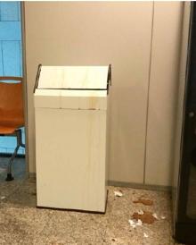 Imagen secundaria 2 - Los trabajadores de la Fiscalía de Gipuzkoa, con mascarillas ante la basura acumulada por la huelga de la limpieza