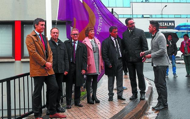 Izada. La bandera de acreditación de calidad se colocó en un mástil en el industrialdea. 