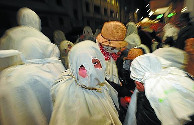 Una sábana, dos agujeros, una cuerda. Lo mínimo para participar no es demasiada infraestructura. 