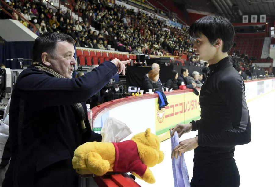 El patinador donostiarra Aritz Maestu participa junto a Laura Barquero y otros patinadores en el Gran Prix de Helsinki