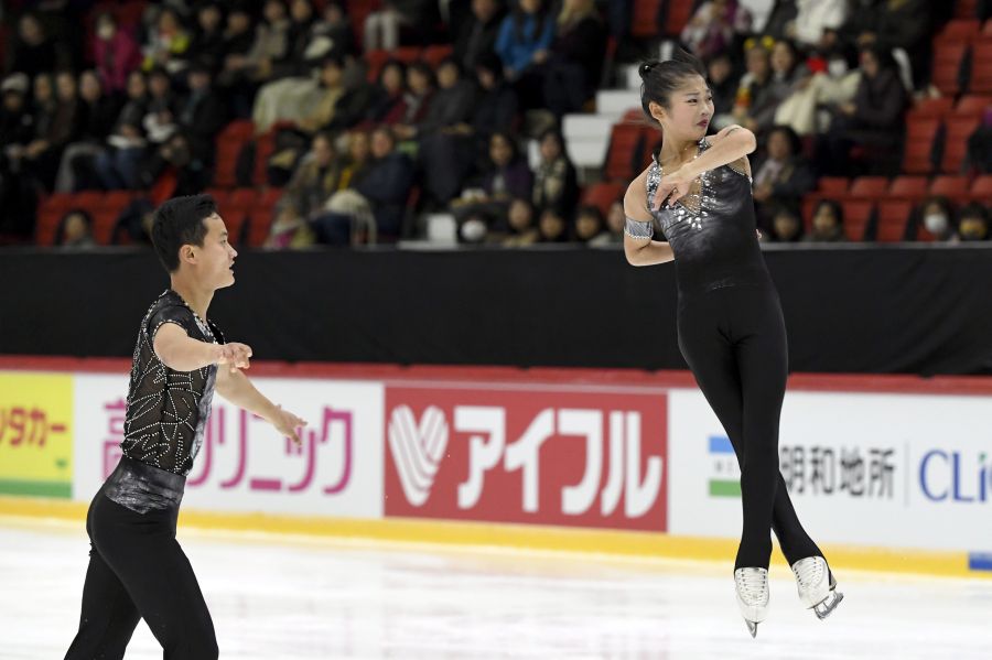 El patinador donostiarra Aritz Maestu participa junto a Laura Barquero y otros patinadores en el Gran Prix de Helsinki