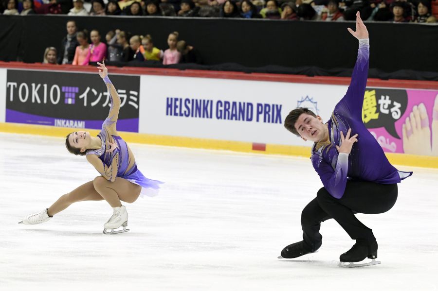 El patinador donostiarra Aritz Maestu participa junto a Laura Barquero y otros patinadores en el Gran Prix de Helsinki