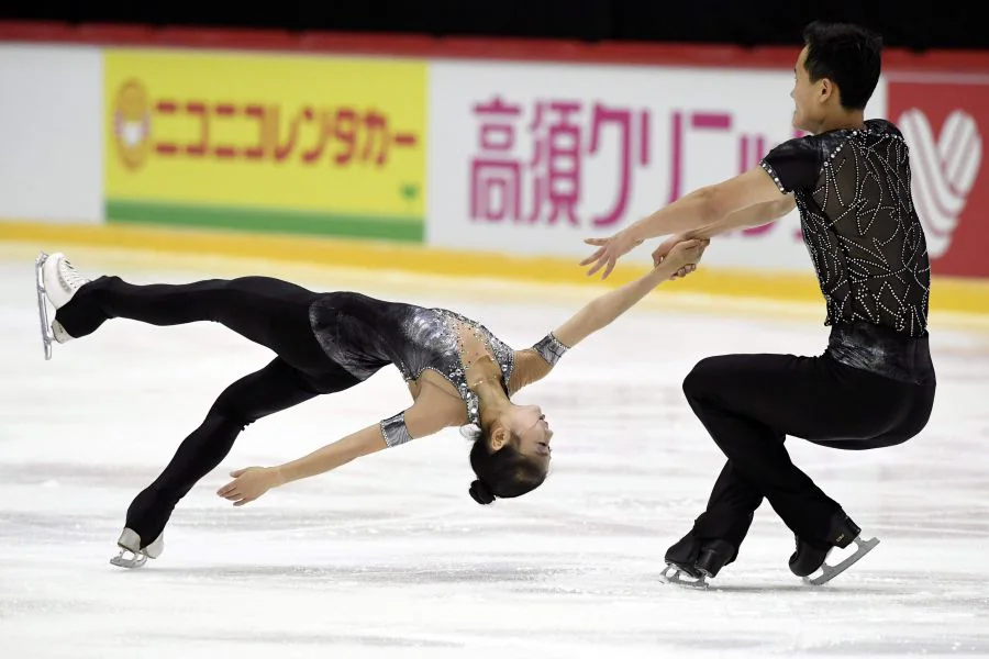 El patinador donostiarra Aritz Maestu participa junto a Laura Barquero y otros patinadores en el Gran Prix de Helsinki