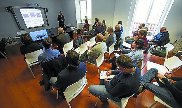 Digitalización en la industria. Álvaro Coca (Alcad Electronics), durante su exposición ante los empresarios que acudieron al acto.