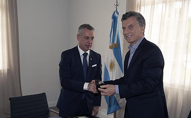 El lehendakari Urkullu estrecha la mano del presidente argentino Macri