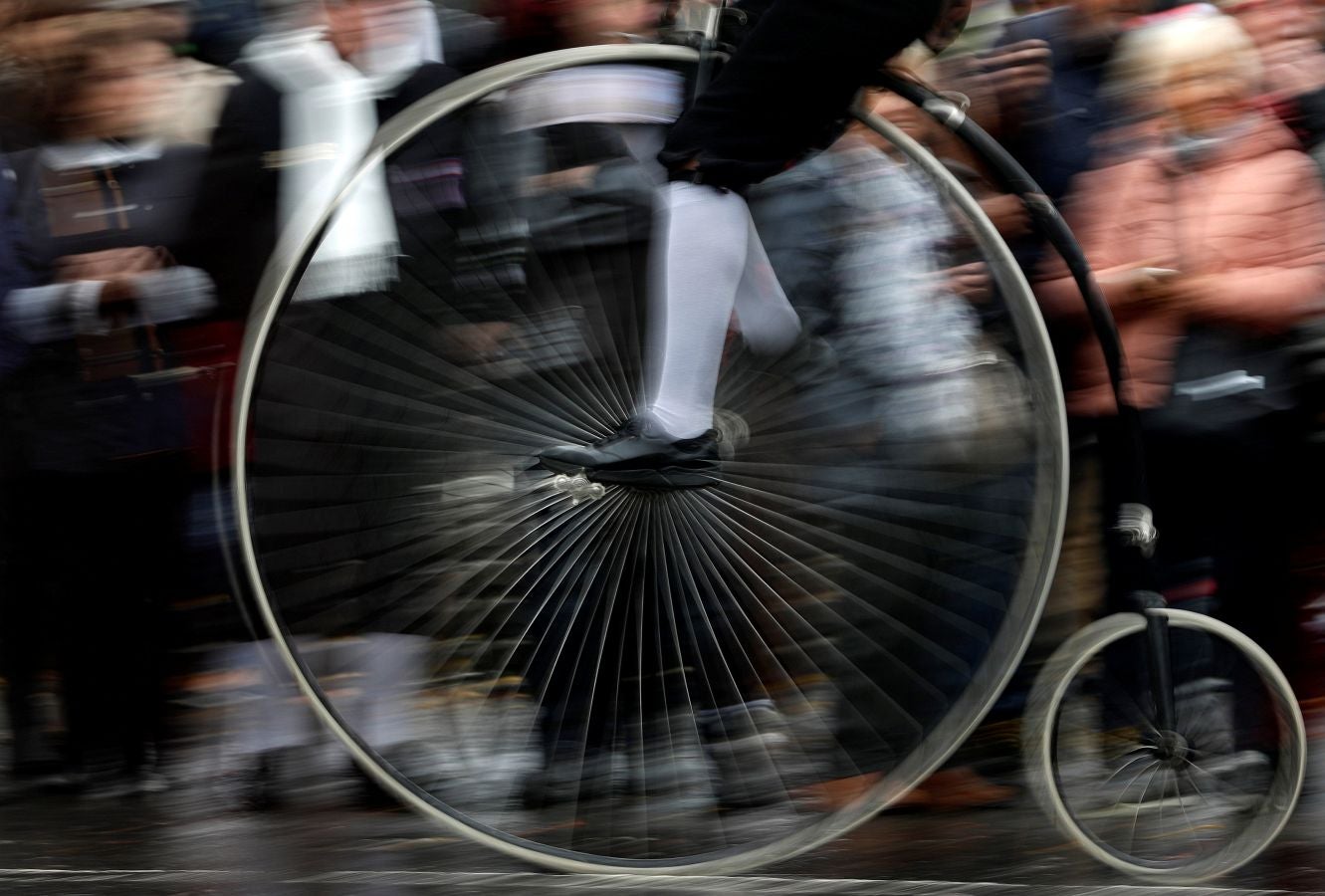 La carrera anual de biciclos ha dejado en Praga una estampa más propia de otro siglo.