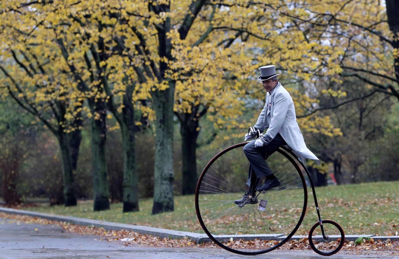 La carrera anual de biciclos ha dejado en Praga una estampa más propia de otro siglo.