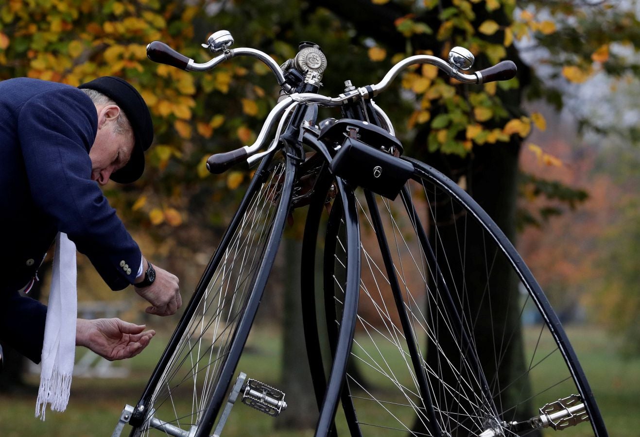 La carrera anual de biciclos ha dejado en Praga una estampa más propia de otro siglo.
