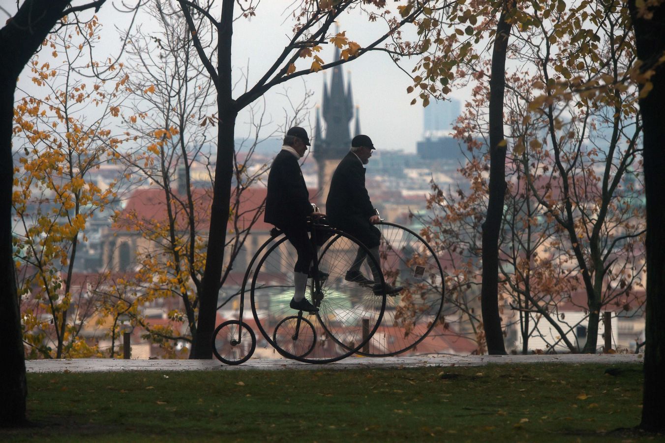 La carrera anual de biciclos ha dejado en Praga una estampa más propia de otro siglo.