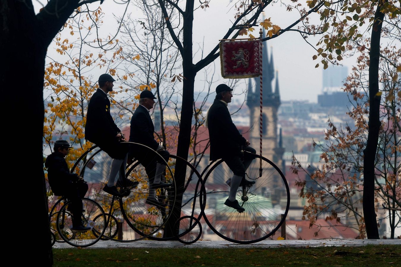 La carrera anual de biciclos ha dejado en Praga una estampa más propia de otro siglo.