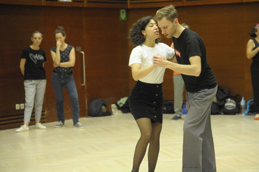 Las sesiones de baile y fiestas en distintos lugares de la ciudad celebran la tercera edición del Donosti Belle Swing Festival. 