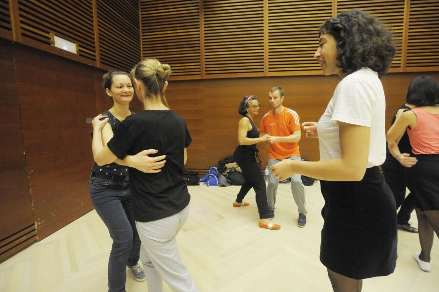 Las sesiones de baile y fiestas en distintos lugares de la ciudad celebran la tercera edición del Donosti Belle Swing Festival. 