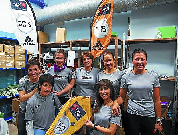 Varias de las mujeres que participarán como liebres en la Behobia-San Sebastián.