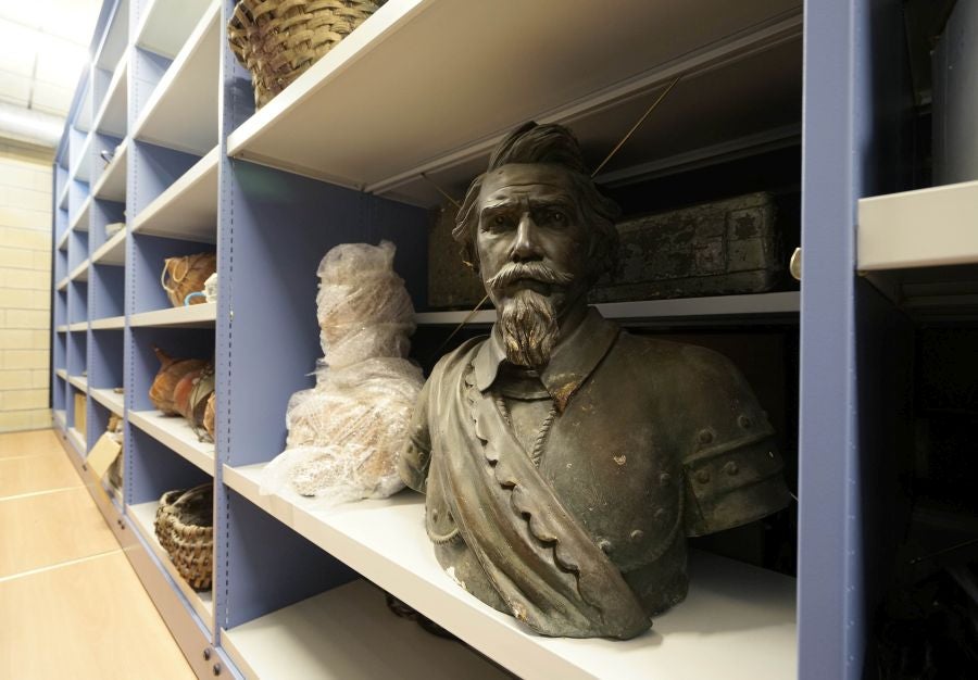 Un almacén oculto en un barrio de Donostia atesora miles de joyas que no tienen cabida en el Aquarium 