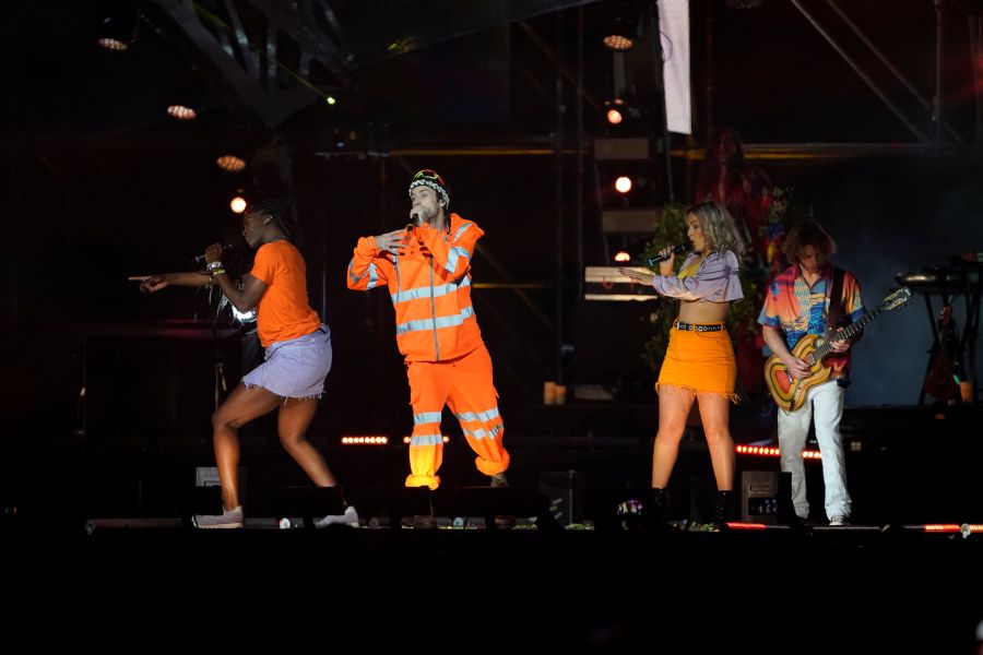 Muse, Crystal Fighters y Berri Txarrak llenan el estadio de San Mamés en la fiesta previa a la gala de la MTV