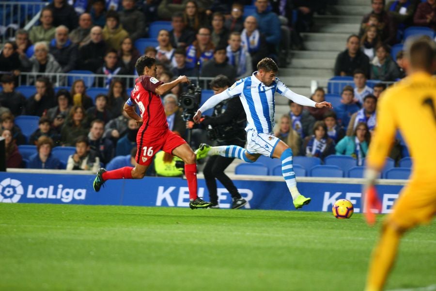 La Real Sociedad recibe al Sevilla con la imperiosa necesidad de lograr su primer triunfo en Anoeta. Sin emabrgo, tras un juego muy disputado, el equipo txuri-urdin no ha podido llevarse más que un punto. 