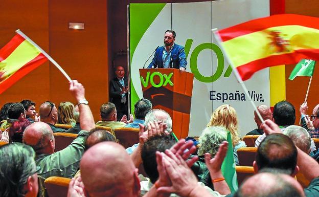 El presidente de Vox, Santiago Abascal, aclamado por los asistentes en el acto de Bilbao. 