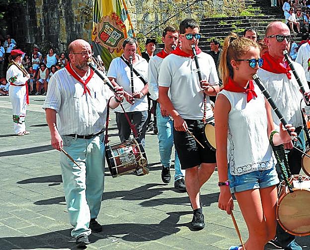 Josu Goia, tocando el txistu este año en fiestas de Bera. 