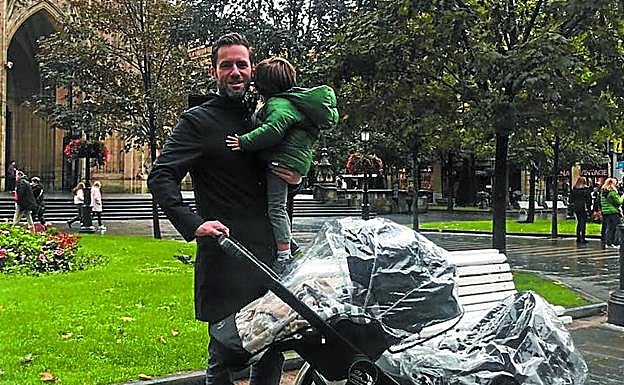 Borja Sémper con Telmo en brazos y el bebé dentro del coche en Donostia. 