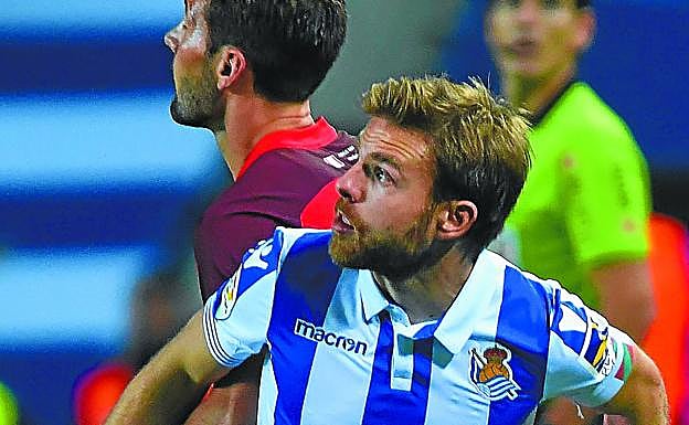 Illarramendi y Franco Vázquez tratan de hacerse sitio para recibir el balón, ayer en Anoeta. 