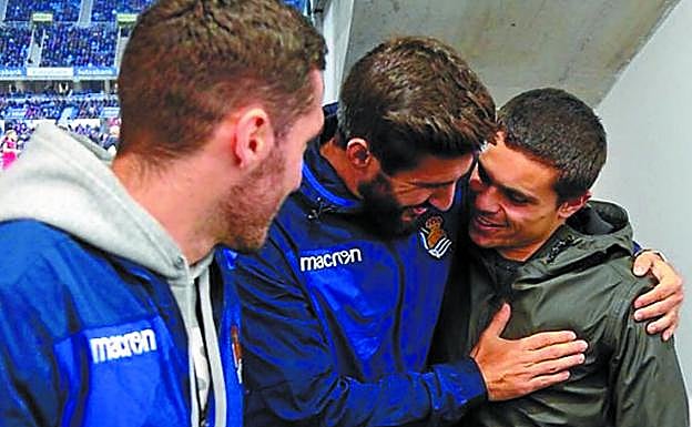 Navas arropa a Sangalli en el túnel de vestuarios. 