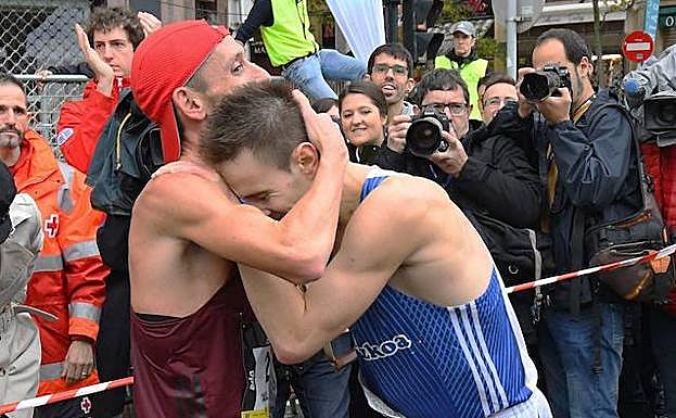 Castillejo abraza a Arrospide tras cruzar la meta. 