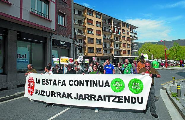 Miembros de la plataforma Stop Desahucios en una manifestación de protesta en la localidad. 
