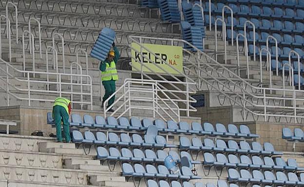 Los operarios retiran los asientos de la tribuna