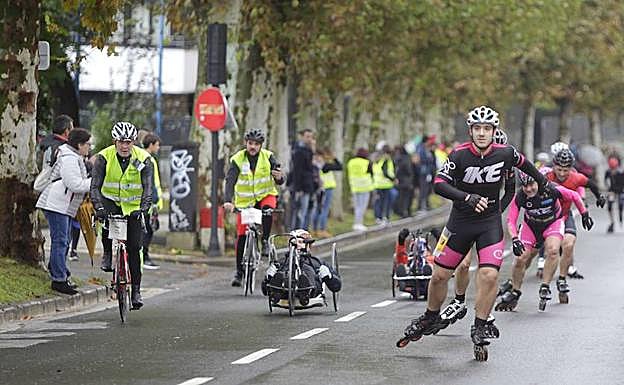 Patinadores y handbikes, en acción el año pasado.