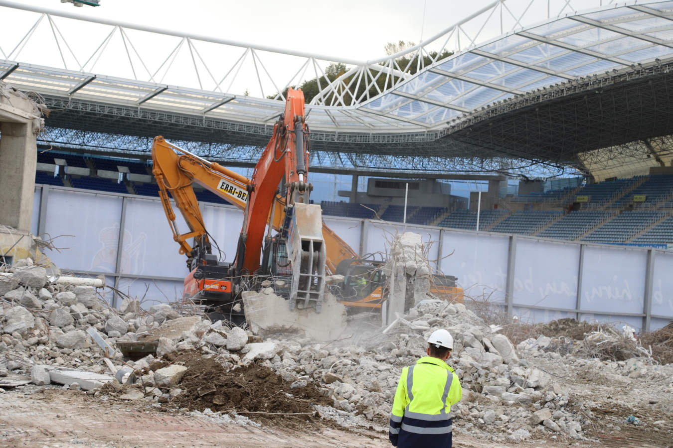 Los operarios han comenzado este martes con la retirada de los asientos del anillo superior de la tribuna este. Las primeras butacas eliminadas han sido las más cercanas a la avenida de Madrid. Está previsto que la tribuna luzca en su totalidad los nuevos asientos abatibles de color azul marino durante el derbi vasco que enfrentará a la Real Sociedad y al Deportivo Alavés