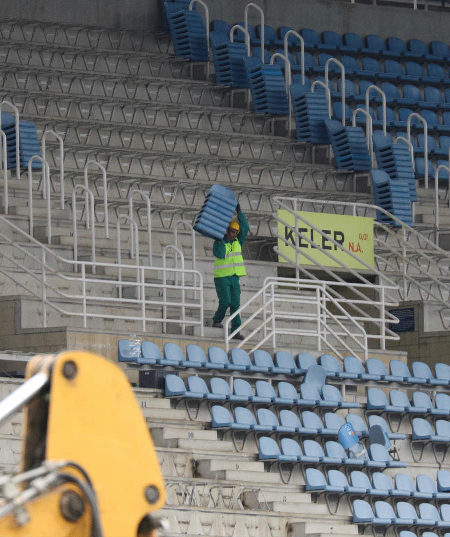 Los operarios han comenzado este martes con la retirada de los asientos del anillo superior de la tribuna este. Las primeras butacas eliminadas han sido las más cercanas a la avenida de Madrid. Está previsto que la tribuna luzca en su totalidad los nuevos asientos abatibles de color azul marino durante el derbi vasco que enfrentará a la Real Sociedad y al Deportivo Alavés